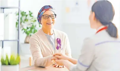  ?? [Getty Images] ?? Hat ein Patient einen verständig­en Ansprechpa­rtner, wirkt sich das positiv auf Lebenszeit und -qualität aus.