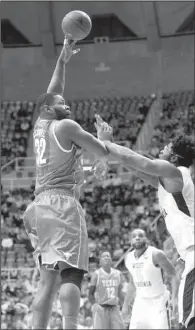  ?? AP/RAYMOND THOMPSON ?? Texas forward Shaquille Cleare (left) shoots over West Virginia’s Devin Williams during the Longhorns’ victory over the No. 6 Mountainee­rs on Wednesday in Morgantown, W.Va.