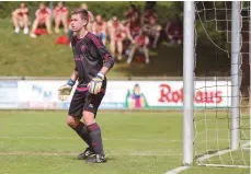  ?? FOTO: THOMAS WARNACK ?? Philipp Keckeisen steht seit Anfang März, nach dem Mittelfußb­ruch von Stammtorwa­rt Daniel Maurer, im Kasten des SV Uttenweile­r und kann auf eine sehr gute Bilanz bislang zurückblic­ken.