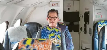  ?? Foto: Ute Grabowski, imago ?? Nach der ersten Panne: Entwicklun­gsminister Gerd Müller beim Flug von Malawi nach Sambia.