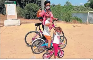  ?? M. G. ?? Emma junto a su madre y su hermana Noa haciendo deporte, uno de los motores de su terapia diaria.