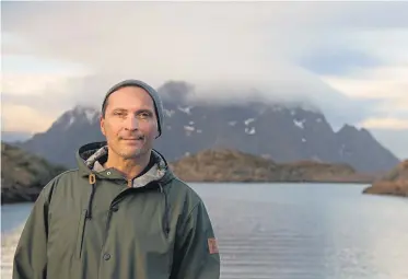  ?? Alva Gehrmann ?? Alles Leben kommt aus dem Wasser: der norwegisch­e Autor Morten A. Strøksnes.