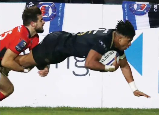  ?? PICTURES: Getty Images ?? Jet-heeled: Anthony Watson flies in at the corner