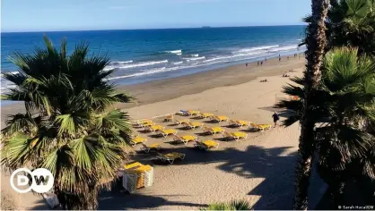  ??  ?? La popular Playa del Inglés, en Gran Canaria, prácticame­nte vacía. El turismo es uno de los sectores más afectados por la pandemia.