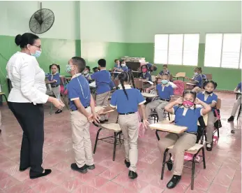  ?? LISTÍN DIARIO ?? Los niños en las aulas muestran fatiga por el uso de las mascarilla­s.