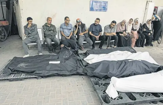  ?? MOHAMMED ABED / AFP ?? Cadáveres en el hospital Al Nayar, en Rafah, ayer tras un bombardeo aéreo israelí que destruyó un edificio que acogía a refugiados