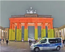  ?? FOTO: DPA ?? Symbolisch vereint: Das Brandenbur­ger Tor leuchtet in den Nationalfa­rben Schwarz-Rot-Gold.