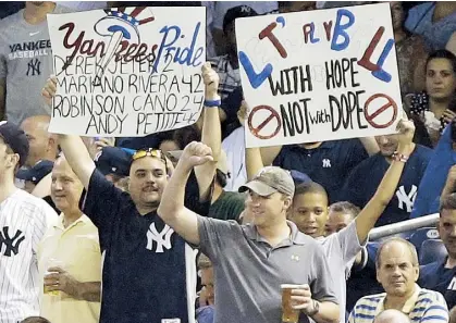  ??  ?? BIENVENIDA. Esta fue la recepción que le dieron los fanáticos de los Yankees a Álex Rodríguez en su regreso a Nueva York anoche.