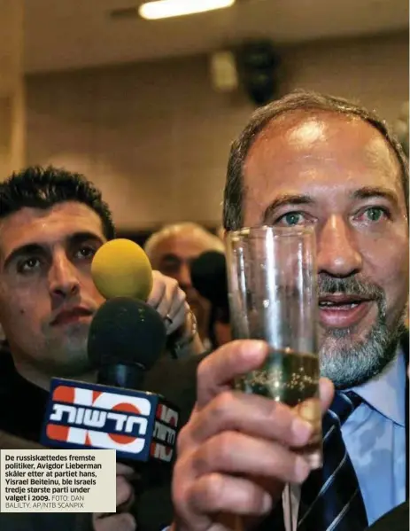  ?? FOTO: DAN BALILTY, AP/NTB SCANPIX ?? De russiskaet­tedes fremste politiker, Avigdor Lieberman skåler etter at partiet hans, Yisrael Beiteinu, ble Israels tredje største parti under valget i 2009.