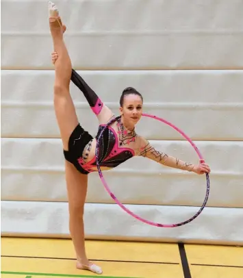  ?? Foto: Michael Schmauz ?? Ganz stolz auf ihre erreichte Qualifikat­ion zu den bayerische­n Meistersch­aften der Rhythmisch­en Sportgymna­stik ist Norina Schmauz vom TSV Friedberg.