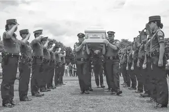  ?? RAFFY CABRISTANT­E ?? Slain PO3 Eugene Calumba is laid to rest at the Gardens Memorial Park in Dumaguete City. Calumba was killed after he allegedly tried to ambush Barangay Tejero kagawad Jessielou Cadungog last week.