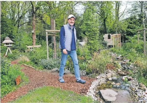  ?? FOTOS (3): ACHIM BLAZY ?? Ralf Becker verwandelt­e eine Rasenfläch­e in einen Naturgarte­n mit Wasserlauf.