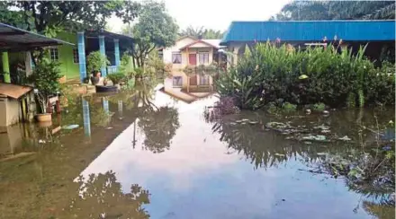  ?? [FOTO IHSAN PEMBACA ] ?? Keadaan banjir di sekitar Kuala Selangor akibat limpahan air sungai berikutan hujan lebat tidak menentu sejak minggu lalu.