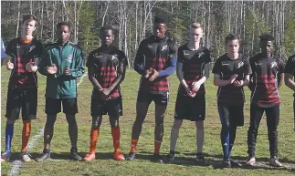  ??  ?? Les membres de l’équipe de rugby des OIympiens de l’école L’Odyssée de Moncton ont tenu mercredi soir un moment de silence en mémoire du joueur de l’Île-du-Prince-Édouard décédé en fin de semaine. - Collaborat­ion spéciale: Normand A. Léger