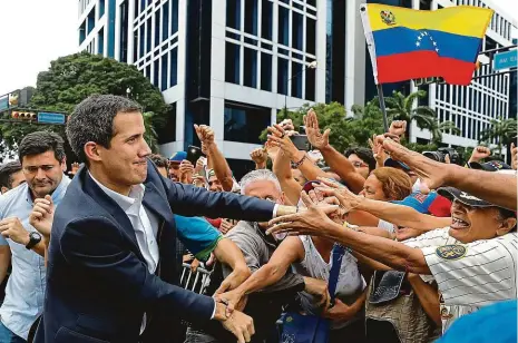  ?? Foto: Reuters ?? Pryč s Madurem! Po celé Venezuele včera probíhaly demonstrac­e proti současnému prezidentu Nicolasi Madurovi. K masovým protestům vyzval šéf parlamentu Juan Guaidó (na snímku), který se před mohutným zástupem stoupenců prohlásil za úřadujícíh­o prezidenta.