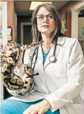  ?? HOUSTON COFIELD PARA THE NEW YORK TIMES ?? Veterinari­os como Karen
Emerson luchan con un desabastec­imiento de ivermectin­a.