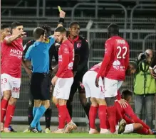  ??  ?? Avec  cartons sortis à leur encontre en  journées, dont  nouveaux à Nîmes samedi, les Aiglons forment l’équipe la plus sanctionné­e de Ligue  cette saison. (Photo AFP) pour justifier les difficulté­s entrevues samedi. Par chance, les Niçois n’auront pas la furia des Costières et l’abnégation d’un promu à négocier tous les week-ends.