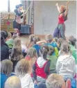  ??  ?? Ein Erzähl-Geigen-Duo spielte im Kinderhaus Heroldstat­t.