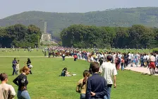  ??  ?? Invasione nei giardini della Reggia di Caserta