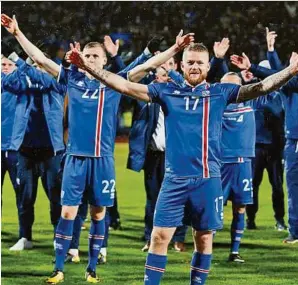  ??  ?? Island feierte mit Leuchtrake­ten und einem kräftigen „Huh“– und das bis
