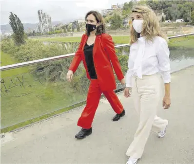  ?? Ricard Cugat ?? La alcaldesa de Barcelona, Ada Colau, y la ministra de Trabajo, Yolanda Díaz, de paseo por el Besòs, ayer.