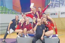  ?? FOTO: PRIVAT ?? Gold schmeckt nun mal am besten: Die Trampoline­r des TV Weingarten feiern in Cottbus die deutsche Meistersch­aft.