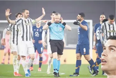  ?? — Gambar AFP ?? ENGGAN MELAYAN: Perbalahan yang tercetus pada perlawanan kedua 16 akhir Liga Juara-Juara di antara Juventus dan FC Porto di Stadium Juventus di Turin.