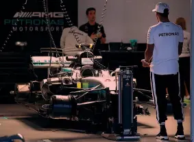  ?? GETTY ?? Lewis Hamilton controlla la preparazio­ne della Mercedes W08 nel box