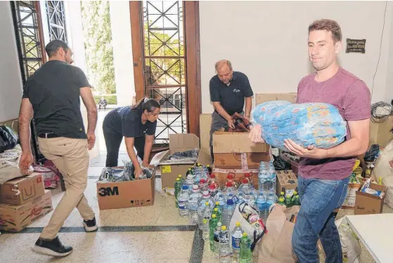  ?? FOTOS: RODRIGO GARCÍA-LA NUEVA Y PRENSA UNS ?? EN LOS primeros momentos del temporal del último sábado 16, los bidones de agua fueron muy demandados.