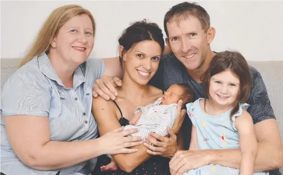  ?? Picture: SUPPLIED ?? REAL BOND: Midwife Shona Fretwell with her neighbours Aroha and Craig Davidson, newborn Pippa and her sister Zoe.