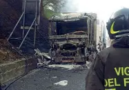  ??  ?? L’incendio del camion sull’A1 che ha causato lunghe code