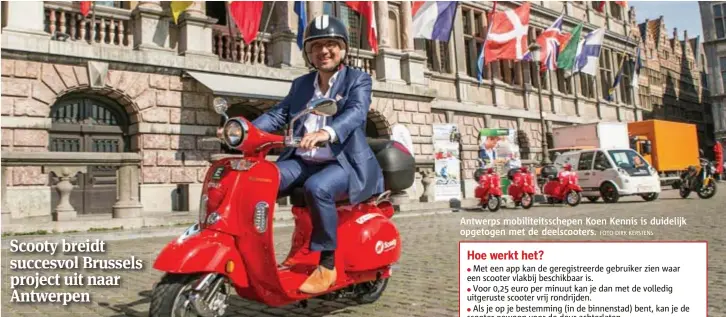  ?? FOTO DIRK KERSTENS ?? Antwerps mobiliteit­sschepen Koen Kennis is duidelijk opgetogen met de deelscoote­rs.