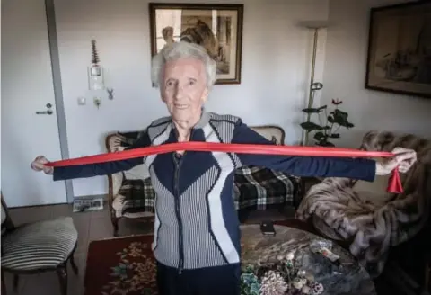  ?? FOTO KAREL HEMERIJCKX ?? “Tot haar 108ste deed Josina elke ochtend en avond tien minuten lang gymnastiek­oefeningen met haar elastiek”, zegt haar zoon Hans.