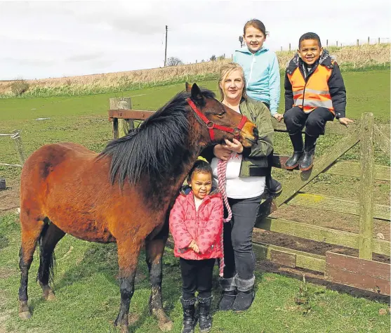  ?? Picture: Dougie Nicolson. ?? Wendy Robb with Orchid and her little helpers, Mya-Lynn Koffi, front, Jasmine Dogan and Curtis Koffi.