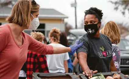  ?? Marie D. De Jesús / Staff photograph­er ?? Fort Bend County resident and volunteer Stevie Irby, left, thanks chef Dawn Burrell for helping prepare thousands of meals at the North Richmond Neighborho­od Resource Center for people in need after last month’s winter storm.