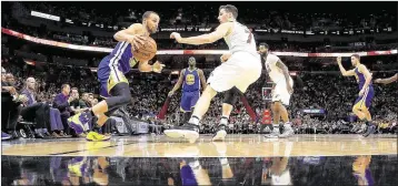  ?? MIKE EHRMANN / GETTY IMAGES ?? Point guard Goran Dragic guards the Warriors’ Stephen Curry during the Heat’s 105-102 victory Monday night. Dragic, considered trade bait, might end up staying because he’s playing well at a reasonable price.