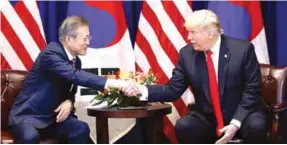  ??  ?? ENCUENTRO. El presidente de Corea del Sur, Moon Jae-in (i), se reunió con el presidente estadounid­ense, Donald Trump (d), en Nueva York.