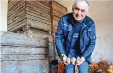  ?? Foto: Julian Würzer ?? Friedrich Gutmann zeigt seine Ernte vom vergangene­n Herbst. Kunden können die Speise und Salatkarto­ffeln derzeit kaufen. Beim Spargel aus regionalem Anbau sieht das, wegen des kalten Wetters, anders aus.