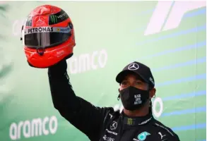  ?? AFP ?? El británico Lewis Hamilton celebró su victoria en el Gran Premio de Eifel, Alemania, con un caso de Michael Schumacher.