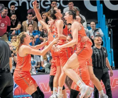  ?? // EFE ?? Las jugadoras del Valencia celebran la Copa de la Reina, su sexto título solo desde 2021