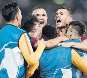  ?? FOTO: EFE ?? Dzeko celebra su cuarto gol en Champions Decisivo, también ha dado tres asistencia­s