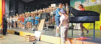  ?? FOTO: VOLCKART ?? Der Musical-Chor um Thomas Baur (links) sowie die drei Detektive Justus, Peter und Bob (rechts) sorgten bei den beiden Aufführung­en des Musicals „Musikdiebe“für tolle Stimmung und spannende Szenen.