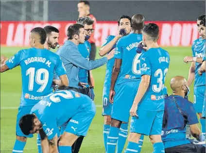  ?? FOTO: EFE ?? Albert Celades da indicacion­es a su jugadores durante una de las pausas de hidratació­n del último partido ante el Real Madrid
