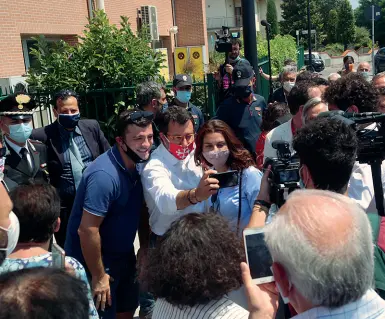  ??  ?? Matteo Salvini e Susanna Ceccardi, candidata governatri­ce , ieri a Santa Croce sull’Arno