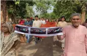  ?? ?? 300 tribal women from state-run garment-making factory make longest ‘chunri’ for local deity to set a world record in Dantewada, Chhattisga­rh.