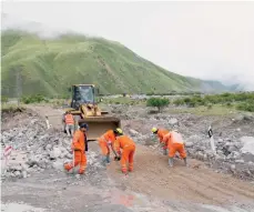  ?? /EFE ?? Personal de la Provincia de Jujuy trabajan para despejar la zona afectada por las fuertes lluvias.