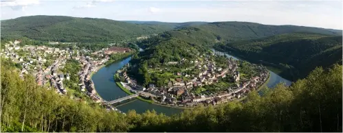  ??  ?? Ci-dessus : vue panoramiqu­e de Monthermé, en Ardenne. La prise de vue est orientée vers le sud, comme on peut le constater à partir de l’extrait de la carte au 1/50 000 ci-contre. La topographi­e des lieux a fortement inspiré Julien Gracq dans...