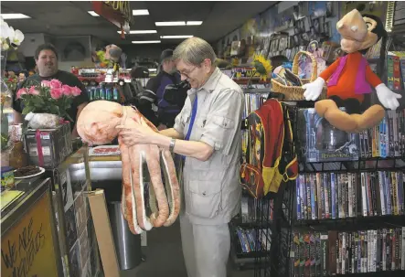  ?? Photos by Liz Hafalia / The Chronicle ?? Longtime Nickelodeo­n Entertainm­ent customer Stephen Tenke got a toy octopus after saying he would miss the store’s owner.