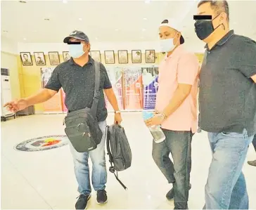  ?? PHOTOGRAPH BY BOB DUNGO JR. FOR THE DAILY TRIBUNE @tribunephl_bob ?? PAUL Ignacio (middle) is facing qualified theft and falsificat­ion of public documents in relation to cyber crime law.