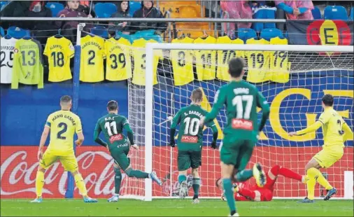  ??  ?? Raúl de Tomás remata libre de marca en el segundo palo un centro preciso de Calleri, en su estreno goleador en LaLiga.